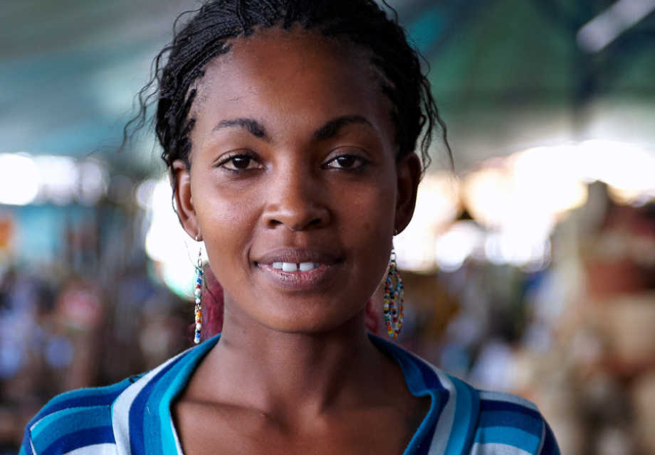 A young Kenyan woman at a street market