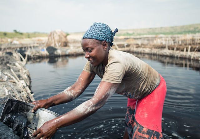 A Ugandan woman working in the salt mining lake
